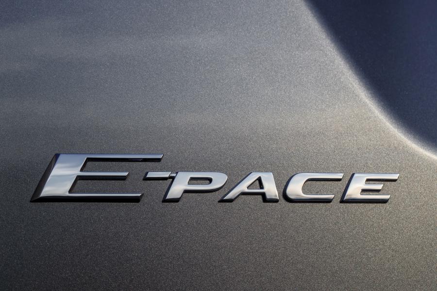 Логотип Jaguar E-Pace R-Dynamic P300 AWD 2017 года  (UK) (фото 36 из 44)
